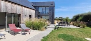 Outdoor dining - Dolmen et Rigadelles, 4* indoor pool 29° 5 minutes from the beach and GR34. (plouneour trez)