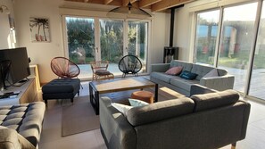 Una televisión, una chimenea, libros, un reproductor estéreo