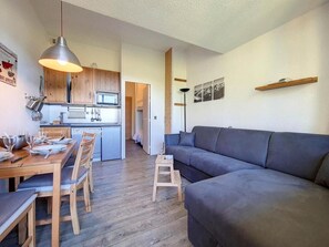 Living area - 250m from resort center, 6th floor, view mountain, tv, 21m², Les Menuires (Les Menuires)