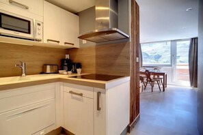 Kühlschrank, Ofen, Wasserkocher mit Kaffee-/Teezubehör, Toaster