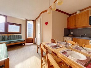 Interior - 3rd floor, view mountain/ski slopes, balcony, tv, ski locker, 24m², Les Menuires (Les Menuires)