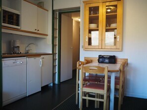 Køleskab, ovn, opvaskemaskine, kaffe-/temaskine