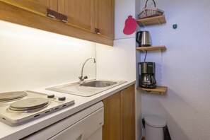 Kühlschrank, Ofen, Geschirrspüler, Wasserkocher mit Kaffee-/Teezubehör