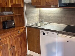 Fridge, microwave, oven, dishwasher - 50m from ski slopes, 1st floor, view mountain, balcony, tv, ski locker, 30m², Montchavin La Plagne (Bellentre)