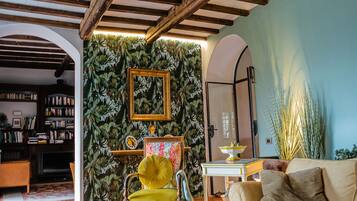 Smart-TV, Kamin, DVD-Player, Drucker