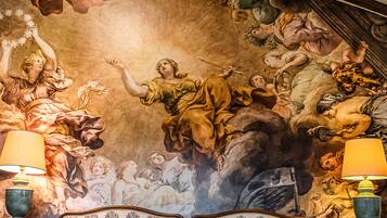 6 camere, una scrivania, ferro/asse da stiro, culla da viaggio