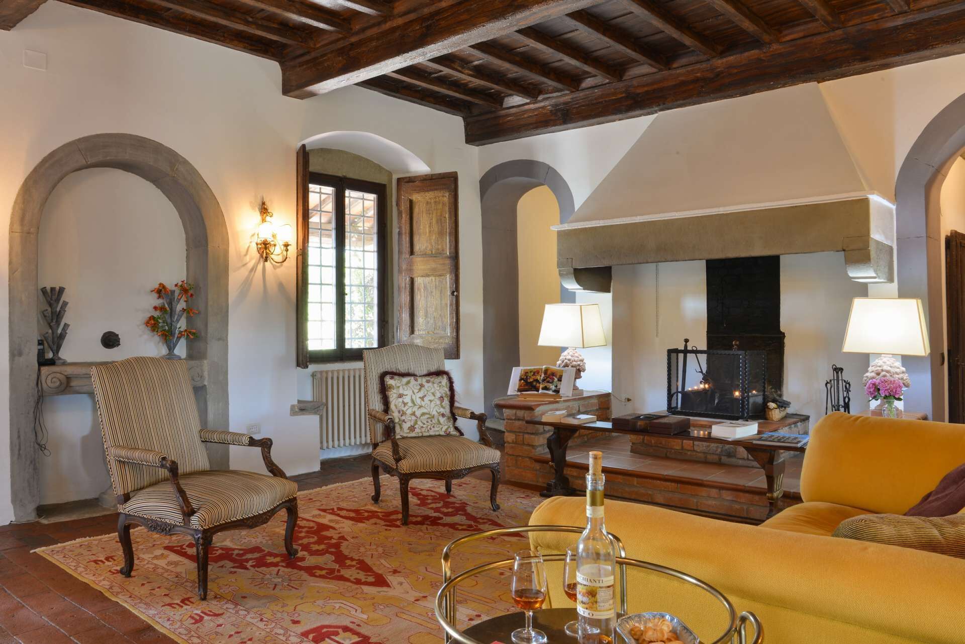 Smart-TV, Kamin, DVD-Player, Bücher