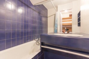 Bathtub - Wifi, floor -4, balcony, tv, ski locker, 27m², La Rosière (La Rosière Montvalezan)