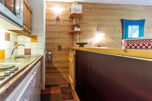Kjøleskap, mikrobølgeovn, ovn og kaffetrakter/tekoker
