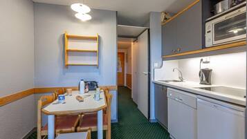 Fridge, microwave, oven, coffee/tea maker