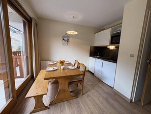 Dining - 300m from resort center, 3rd floor, view mountain, balcony, 27m², Méribel-Mottaret (Méribel - Les Allues)