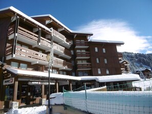 Exterior - 90m from ski slopes, 3rd floor, view mountain, balcony, parking, tv, 27m², Méribel-Mottaret (Méribel - Les Allues)