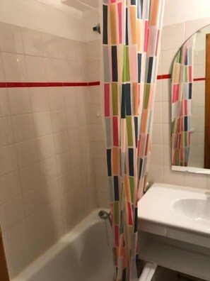 Bathtub - 20m from resort center, 3rd floor, view mountain, parking, tv, ski locker, 20m², Valfréjus (Valfréjus)