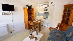A compact living space with a dining area, kitchenette, and a sofa. - 70m from ski slopes, 3rd floor, view mountain, parking, tv, ski locker, 20m², Valfréjus (Valfréjus)
