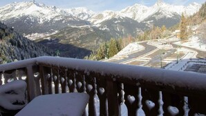 A snow-covered balcony with a view of a mountain range and a parking area. - 70m from ski slopes, 3rd floor, view mountain, parking, tv, ski locker, 20m², Valfréjus (Valfréjus)