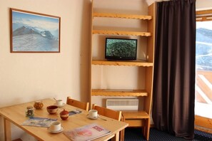 Enjoy a meal for two at the dining table, with a view of the surrounding mountains.