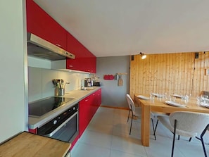 Coffee/tea maker, fridge, microwave, oven - 3rd floor, view mountain, balcony, fireplace or stove, tv, 72m², Le Grand Bornand (Le Grand-Bornand)