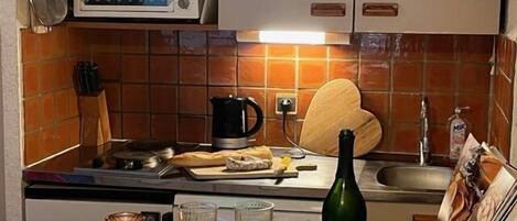 Een koelkast, een vaatwasser