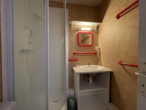 Shower - 100m from resort center, 2nd floor, view village, balcony, parking, tv, 20m², Montgenèvre (Montgenèvre)