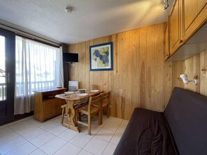 TV - 100m from resort center, 2nd floor, view village, balcony, parking, tv, 20m², Montgenèvre (Montgenèvre)