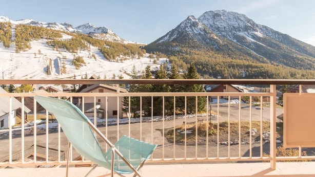 A balcony with a clear view of snow-covered mountains and a forested area. - 1st floor, view mountain, tv, 50m², Montgenèvre (Montgenèvre)
