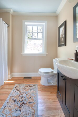 Baignoire, sèche-cheveux, serviettes fournies, papier toilette