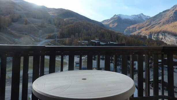 Un balcon donnant sur un paysage montagneux.