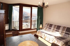 Room - Ski-in/ski-out & foot of the slopes, 6th floor, view ski slopes, balcony, tv, ski locker, 28m² (Les Orres)