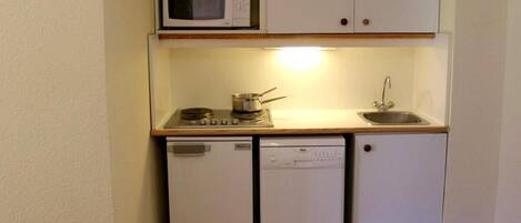 Réfrigérateur, four à micro-ondes, lave-vaisselle