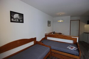 A small, compact room with two wooden bunk beds, a single bed, a small table, and a refrigerator. - Sauna, hammam, balcony, tv, 28m², Val Thorens (Val Thorens)