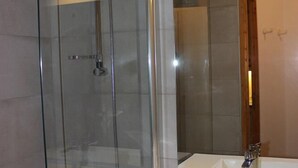 A modern bathroom with a glass-enclosed shower, a large mirror, and a white sink. - Ski-in/ski-out & foot of the slopes, sauna, hammam, balcony, tv, 28m², Val Thorens (Val Thorens)