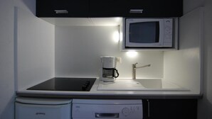 A compact kitchenette with a microwave, coffee maker, and dishwasher. - Ski-in/ski-out & foot of the slopes, sauna, hammam, balcony, tv, 28m², Val Thorens (Val Thorens)