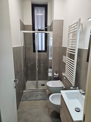 Shower, hair dryer, bidet, towels - Nicolhouse, 60 sqm apartment in central area of Bari (BARI)