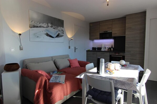 Living area - 150m from ski slopes, Ground floor, balcony, tv, ski locker, 29m², Val Thorens (Val Thorens)