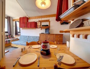 Living area - 7th floor, balcony, tv, ski locker, 26m², Les Menuires (Les Menuires)