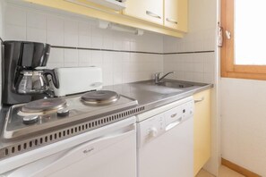 Fridge, oven, dishwasher, coffee/tea maker