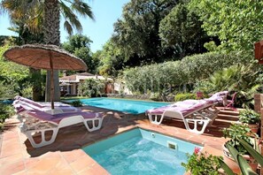 Outdoor pool, a heated pool - Villa in the heart of chestnut groves (La Garde-Freinet)