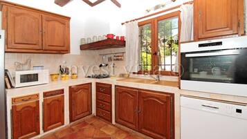 KĂŒhlschrank, Mikrowelle, Ofen, Herdplatte