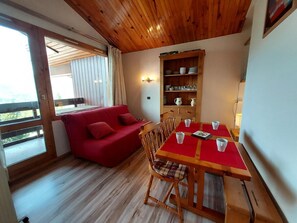 Dining - 50m from ski slopes, 3rd floor, view mountain, balcony, tv, ski locker, 27m², Montchavin La Plagne (Bellentre)