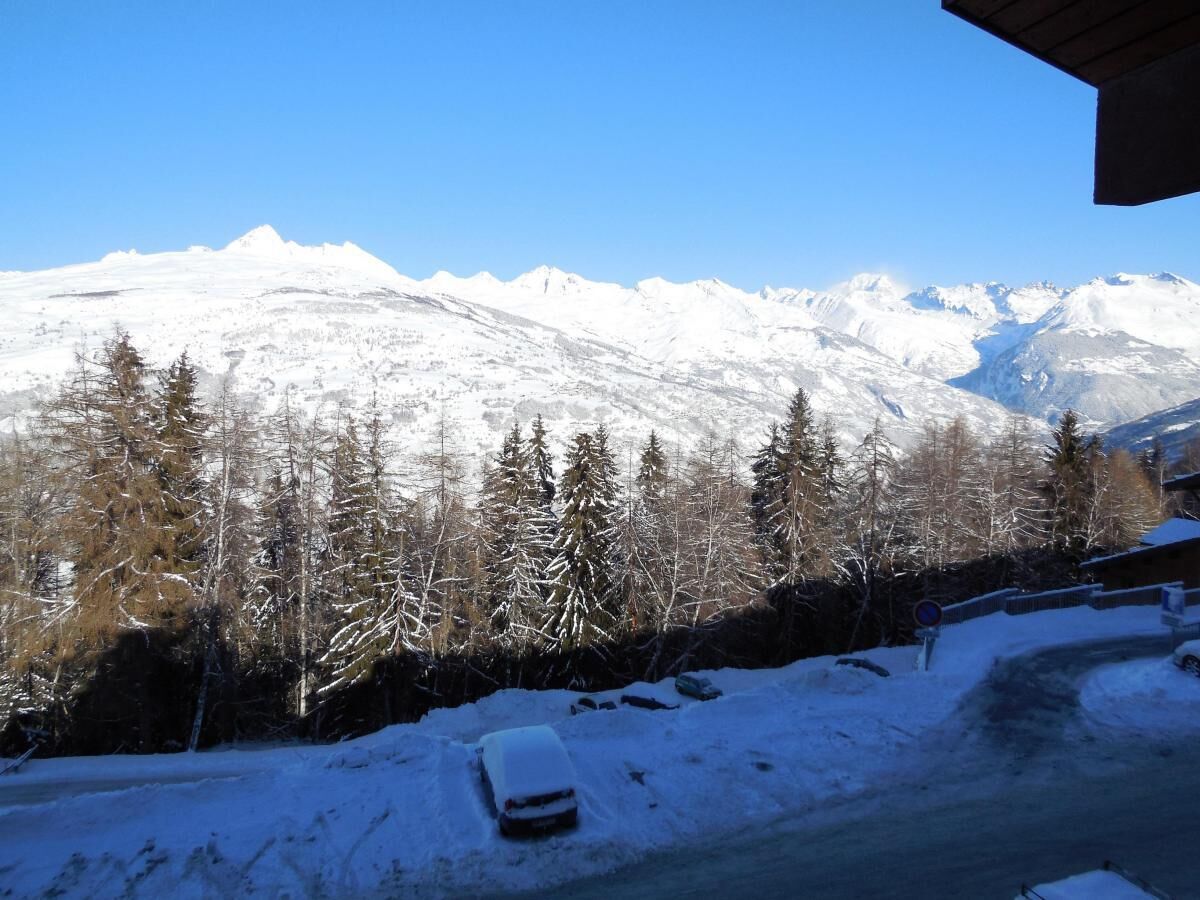 Un paysage de montagne enneigé sous un ciel dégagé.