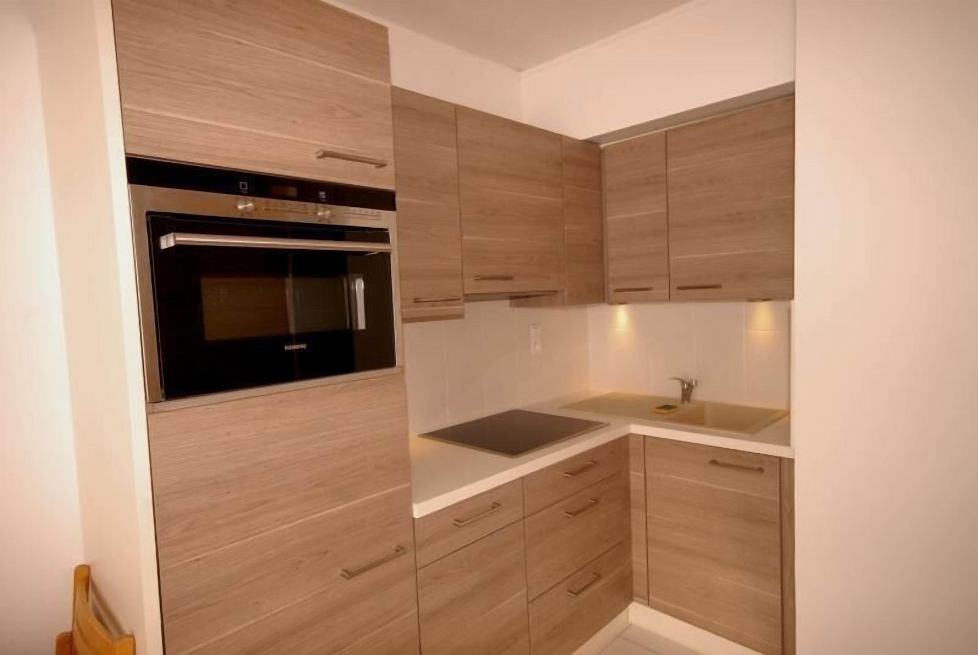 Een koelkast, een microgolfoven, een vaatwasser