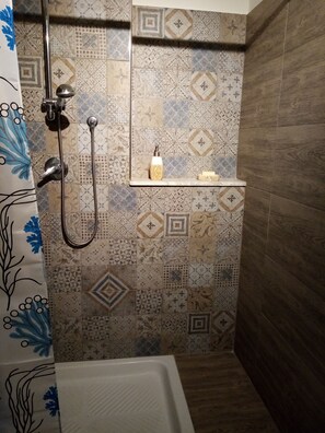 Shower, hair dryer, bidet, towels - Cozy studio apartment in the center (Catania)
