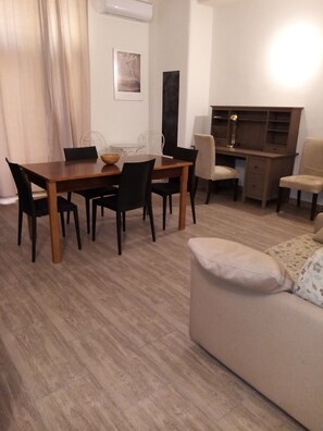 Dining - Cozy studio apartment in the center (Catania)