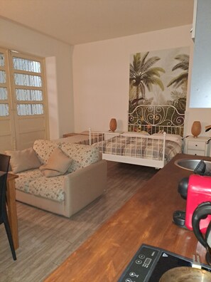 1 bedroom, desk, free WiFi, bed sheets - Cozy studio apartment in the center (Catania)