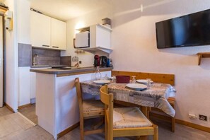 Køleskab, opvaskemaskine, kaffe-/temaskine