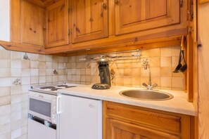 Fridge, oven, dishwasher, coffee/tea maker
