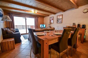 Dining - 100m from ski slopes, 1st floor, terrace, parking, tv, ski locker, 69m², Saint Martin de Belleville (Saint-Martin-de-Belleville)