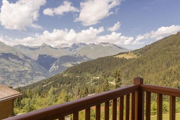 Property grounds - 50m from ski slopes, 2nd floor, view resort, swimming pool, balcony, tv, ski locker, 36m², Les Arcs (Les Arcs)