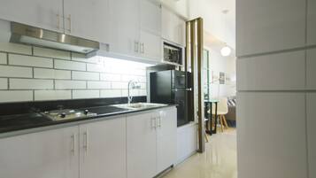 Kühlschrank, Mikrowelle, Herdplatte, Wasserkocher