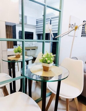Dining - Stylish City Centre +WIFI+Netflix+Pool (Mandaluyong)